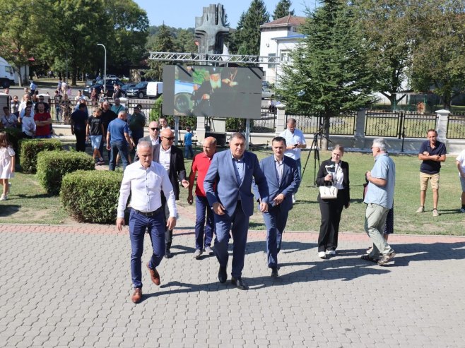 Dodik na osveštanju parohijskog doma u Laktašima (Foto: predsjednikrs.net/B.Zdrinja)