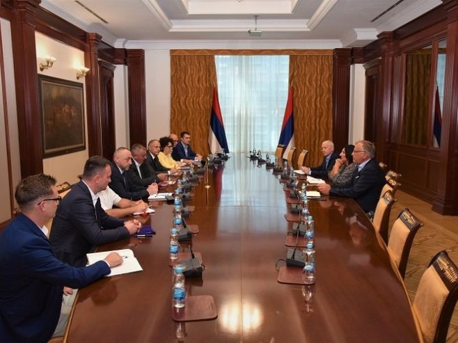 Састанак са представницима послодаваца, Привредне коморе и синдиката Састанак са представницима послодаваца, Привредне коморе и синдиката - Фото: Уступљена фотографија