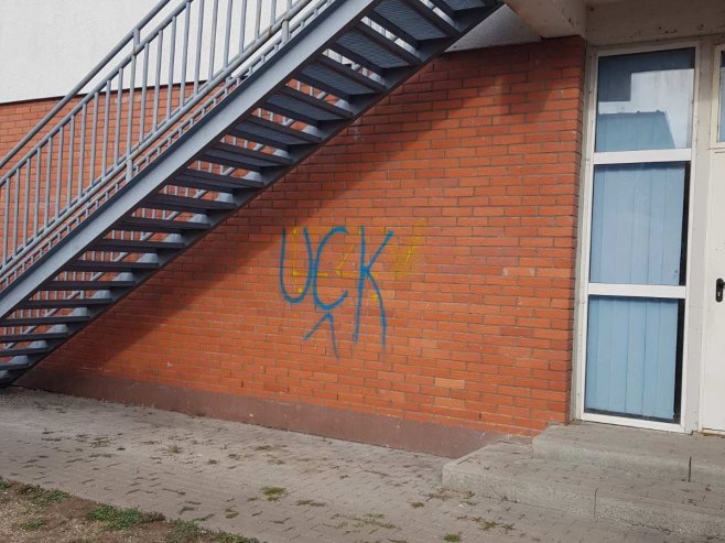 Графит "УЧК" на школи у Клокоту (Фото: TANJUG/KANCELARIJA ZA KiM) - 