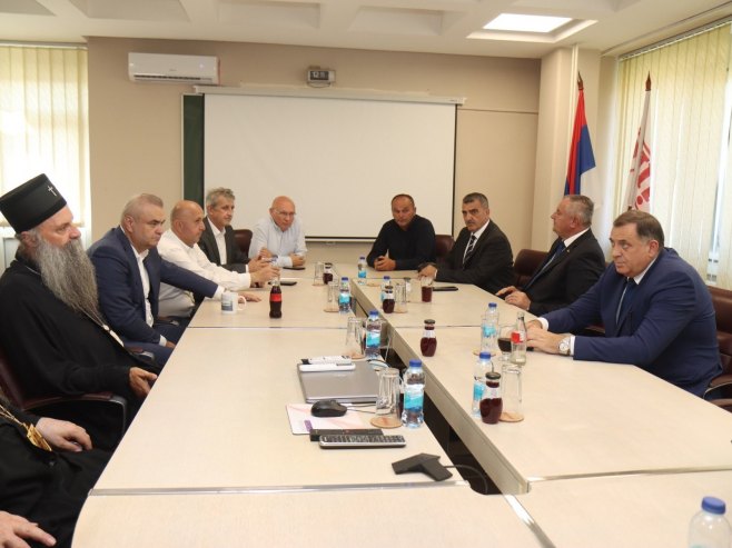 Патријарх Порфирије, Додик и Вишковић у Алумини Патријарх Порфирије, Додик и Вишковић у Алумини - Фото: predsjednikrs.rs/Borislav Zdrinja