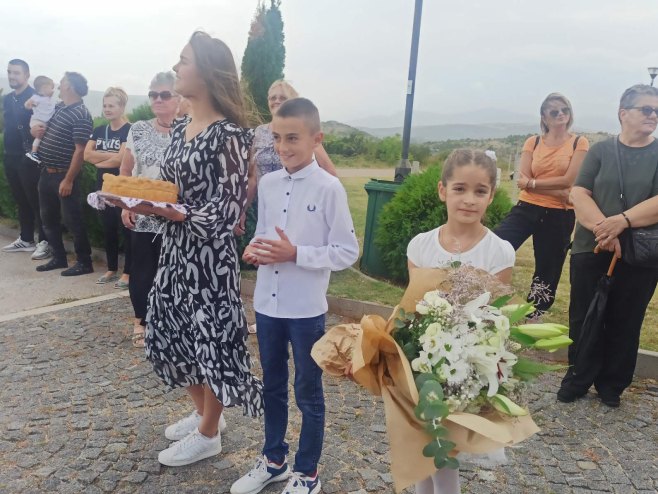 Djeca iz Prebilovaca čekaju patrijarha Porfirija (Foto: RTRS)
