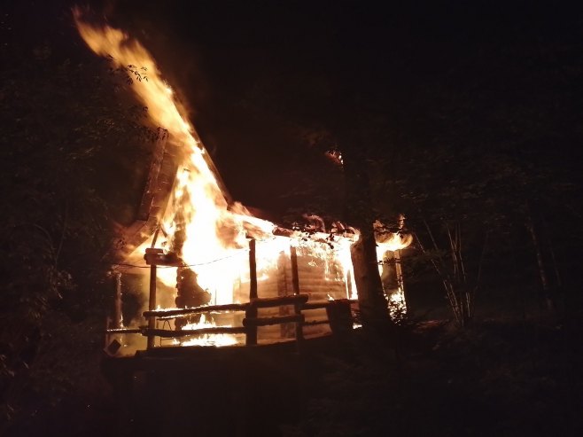 Пожар у Еко зони Зеленковац: Пламен прогутао бунгалов