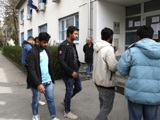 Мигранти у Хрватској  (Фото:EPA-EFE/ANTONIO BAT) - 