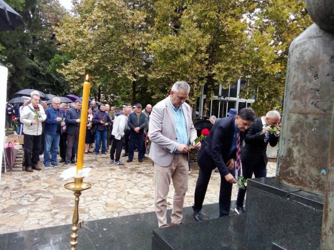 Положени вијенци и цвијеће у Новом Граду Положени вијенци и цвијеће у Новом Граду - Фото: СРНА