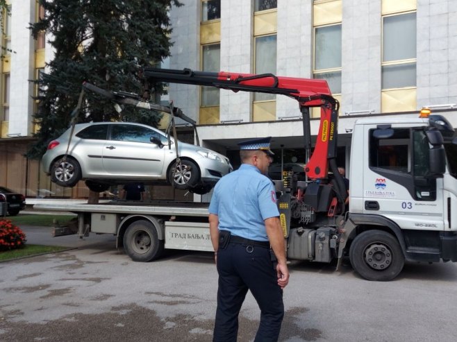Уклањане возила испред зграде Народне скупштине Уклањане возила испред зграде Народне скупштине - Фото: РТРС