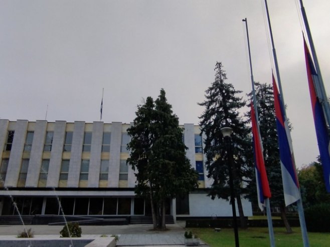Зграда Скупштине - спуштене заставе (фото: РТРС)