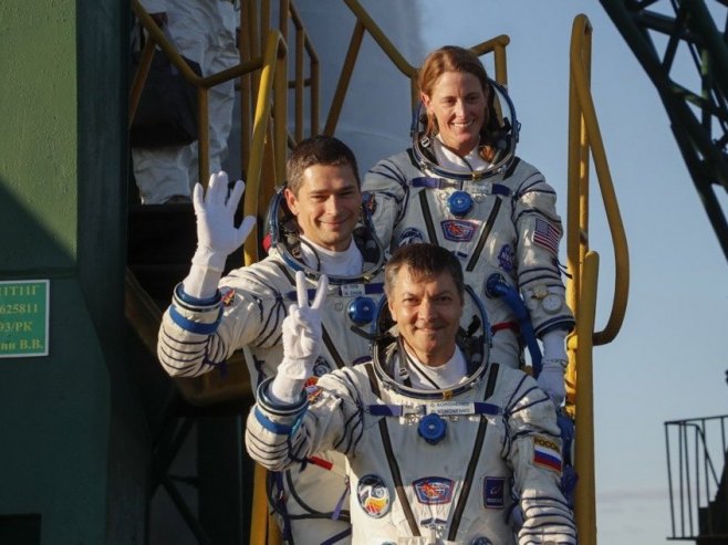 Астронаути (Фото: EPA-EFE/MAXIM SHIPENKOV) - 
