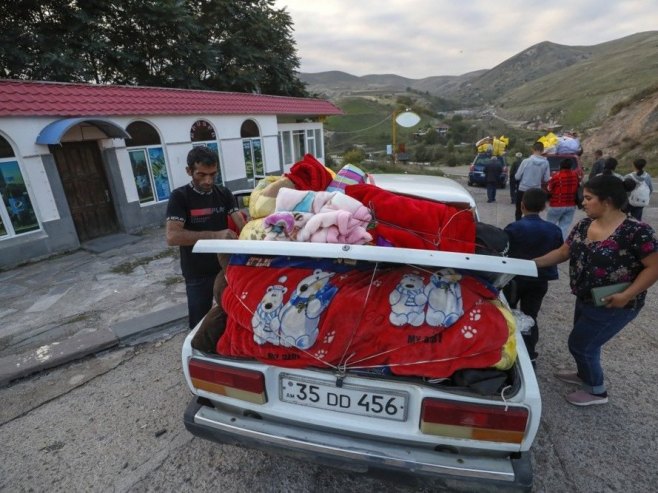 Избјеглице напуштају Карабах (Фото: EPA-EFE/ANATOLY MALTSEV) - 