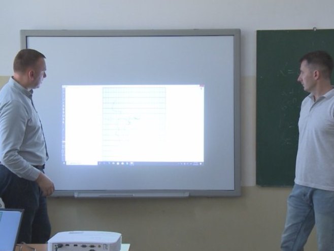 Сликарка Наталија Цимеша организовала акцију "Једна слика - једна паметна табла у школи" (ВИДЕО)