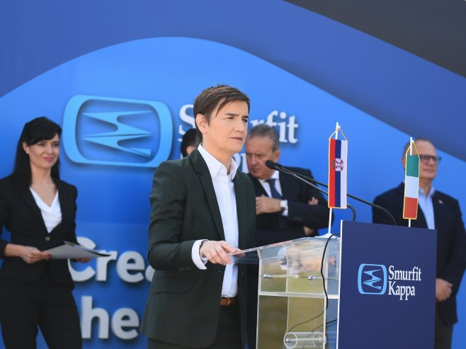 Ана Брнабић на отварању фарбике воде фабрици "Смарфит капа" Ана Брнабић на отварању фарбике воде фабрици "Смарфит капа" -