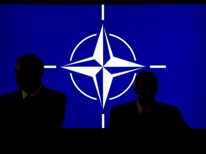 НАТО (фото: EPA/MAURIZIO GAMBARINI - илустрација) - 