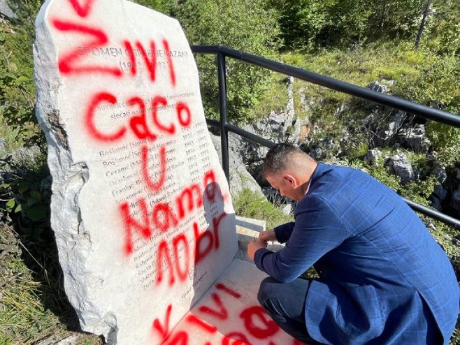 Ненад Нешић одаје почаст страдалима Ненад Нешић одаје почаст страдалима - Фото: Уступљена фотографија