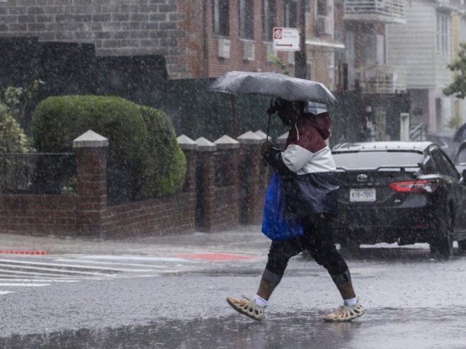 Јака киша у Њујорку (Фото: EPA/JUSTIN LANE) - 