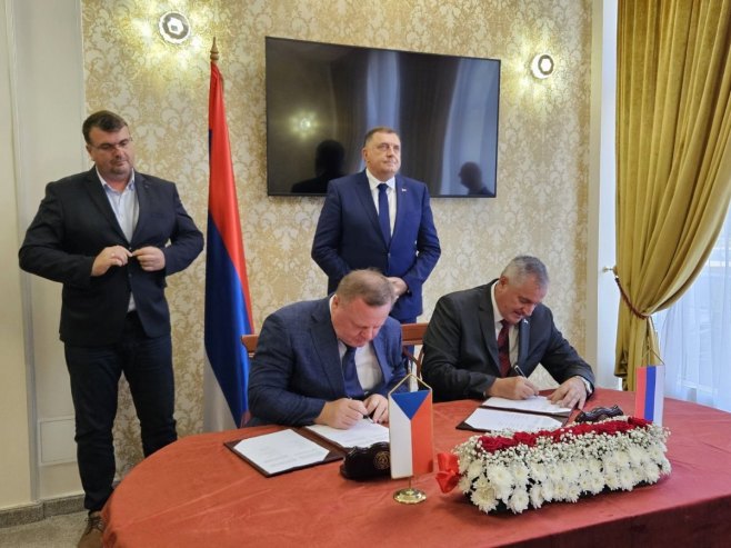 Потписивање меморандума са представницима чешке компаније "Еко-инвестмент". Потписивање меморандума са представницима чешке компаније "Еко-инвестмент". - Фото: РТРС