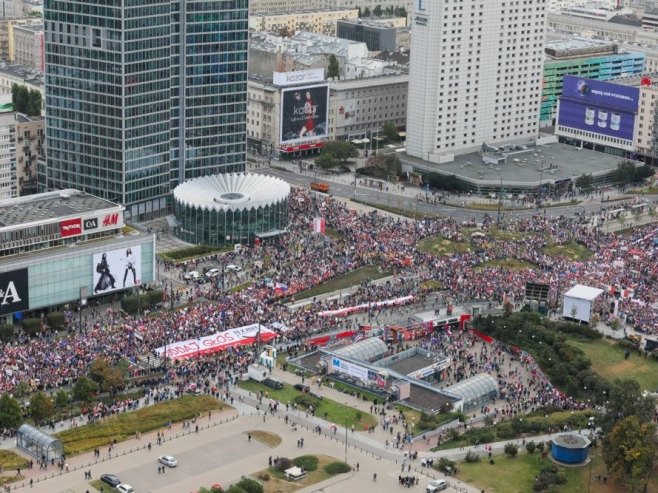 Милион Пољака протестовало против Владе