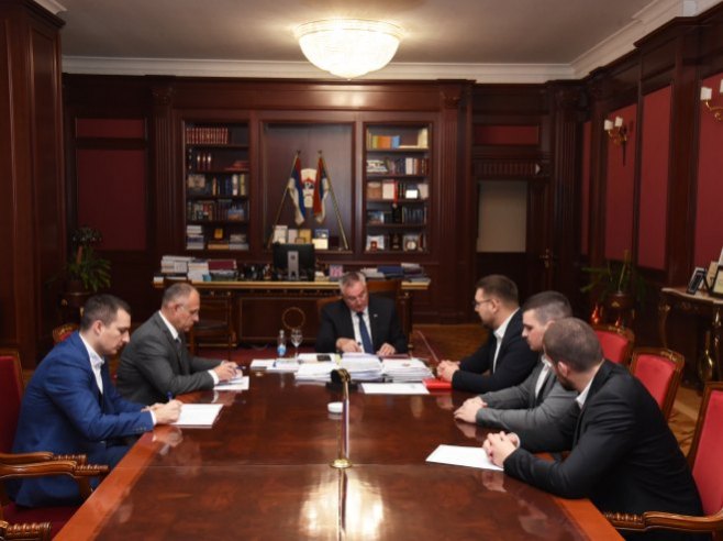 Вишковић са представницима Студентског савеза Правног факултета Вишковић са представницима Студентског савеза Правног факултета - Фото: РТРС