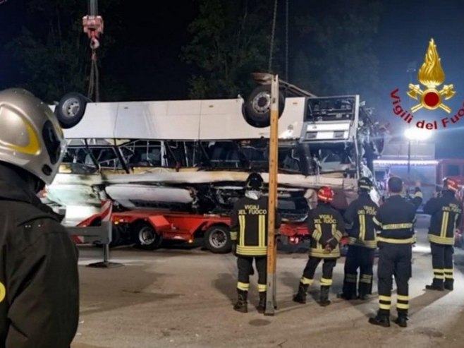 Венеција - несрећа аутобуса (Фотро: EPA-EFE/Vigili del Fuoco ) - 