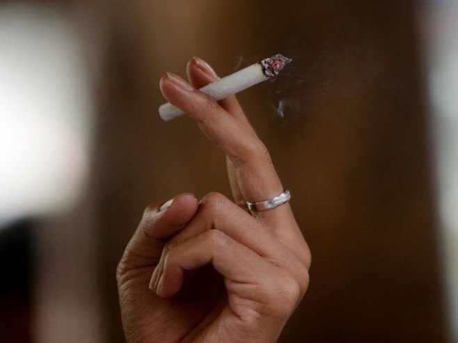 Велика Британија: Влада предлаже потпуну забрану цигарета за младе