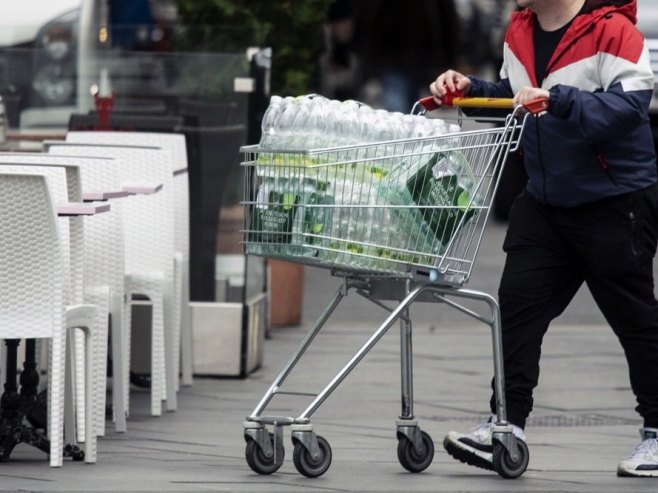 Куповина воде (Фото: EPA-EFE/CHRISTIAN BRUNA, илустрација) Куповина воде (Фото: EPA-EFE/CHRISTIAN BRUNA, илустрација) -