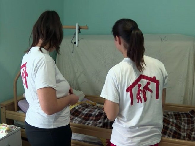 Преквалификација отвара врата тржишта рада; Ускоро бесплатна обука за 50 његоватеља