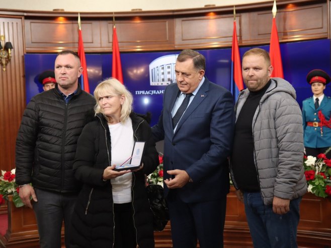 Додик уручио одликовања Додик уручио одликовања - Фото: predsjednikrs.rs/Borislav Zdrinja