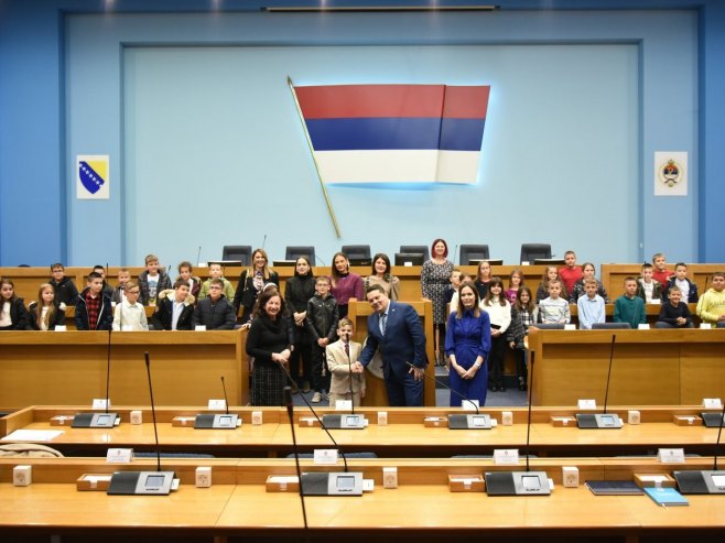 Стевандић са дјецом из Градишке Стевандић са дјецом из Градишке - Фото: Уступљена фотографија