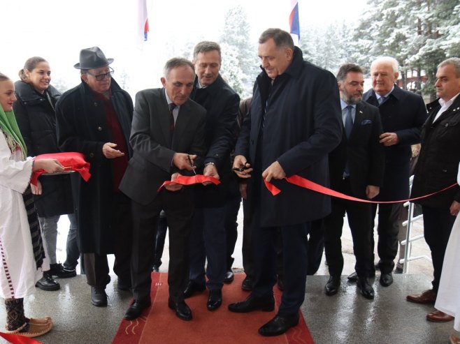 Додик отворио мали дом на Палама Додик отворио мали дом на Палама - Фото: predsjednikrs.rs/Borislav Zdrinja