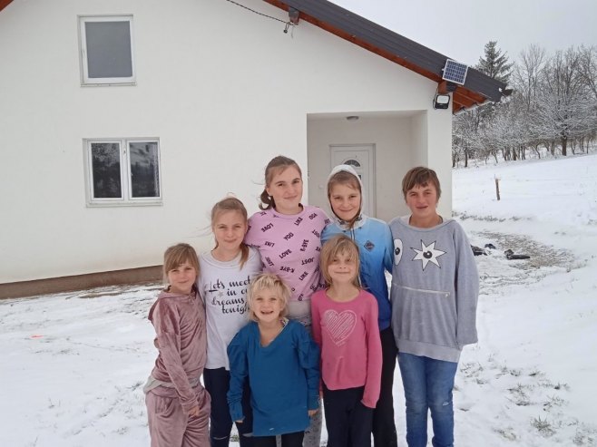 Деветочлана породица са Влашића добила струју Деветочлана породица са Влашића добила струју - Фото: РТРС