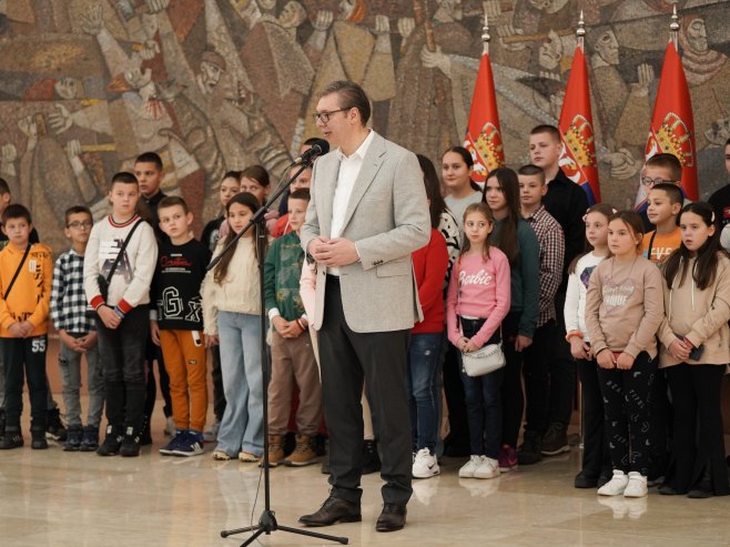 Вучић угостио ученике с Космета (Фото: Танјуг/Страхиња Аћимовић) Вучић угостио ученике с Космета (Фото: Танјуг/Страхиња Аћимовић) -