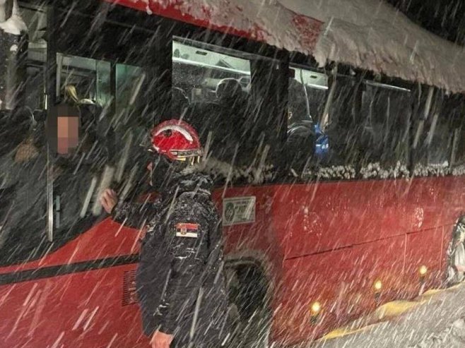 Евакуација завијаног аутобуса (Фото: Инстаграм/МУП Србије) Евакуација завијаног аутобуса (Фото: Инстаграм/МУП Србије) -