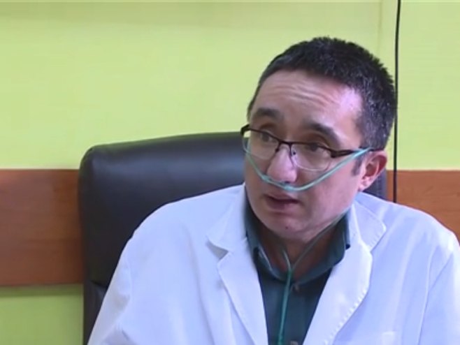 Требињски доктор Бабић непрекидно на кисеонику, али и даље помаже пацијентима (ВИДЕО)