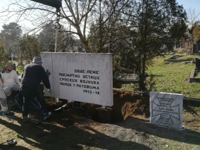 Епархија потврдила да је споменик војницима враћен на мјесто