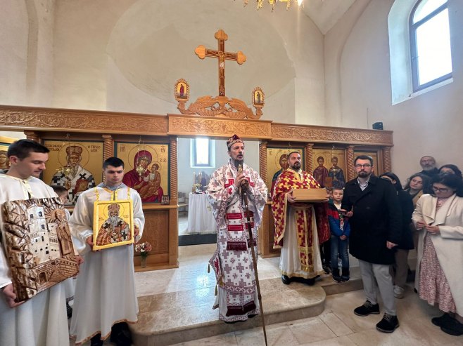 Дио одежде Светог Василија Острошког донесен у цркву у Благају
