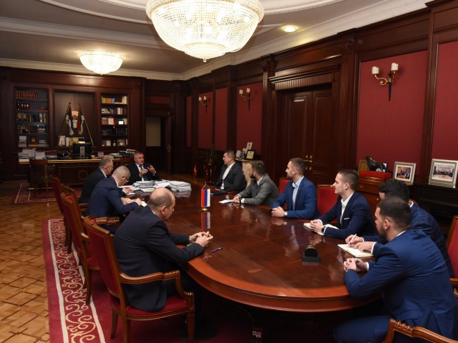 Вишковић са представницима студената и Омладинског савјета - Фото: Уступљена фотографија
