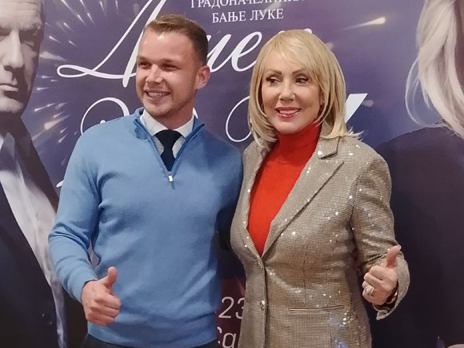 Драшко Станивуковић и Лепа Брена Драшко Станивуковић и Лепа Брена - Фото: РТРС