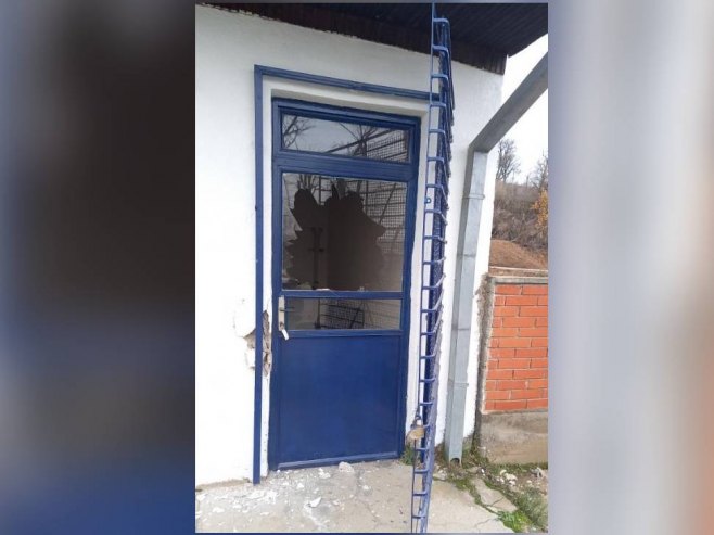 Разбијена стакла и ишчупана метална врата на амбуланти у Сувом Долу (Фото: Танјуг/Канцеларија за КиМ) - 