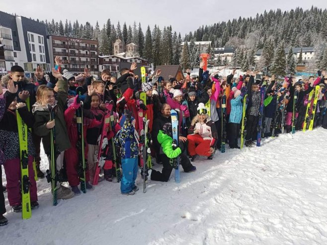 Јахорина - дјеци подијељено 100 пари скија - Фото: СРНА