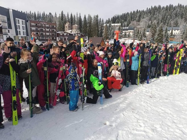 На Јахорини дјеци подијељено 100 пари скија