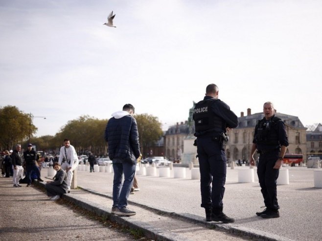 Француски полицајци (фото: EPA-EFE/YOAN VALAT) - 