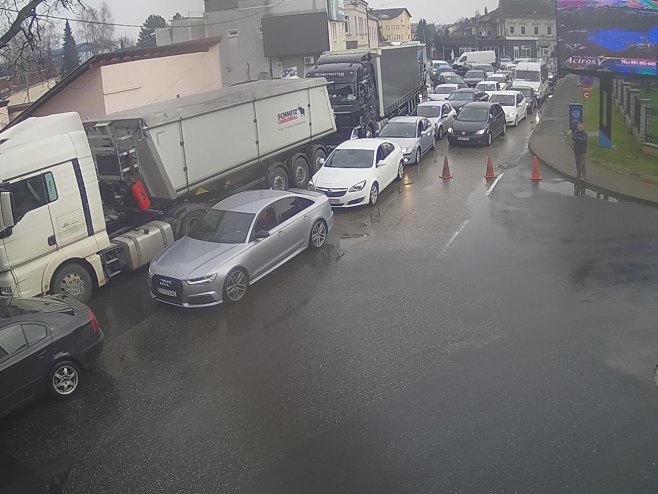 Појачан саобраћај на прелазима Градина, Градишка и Брод