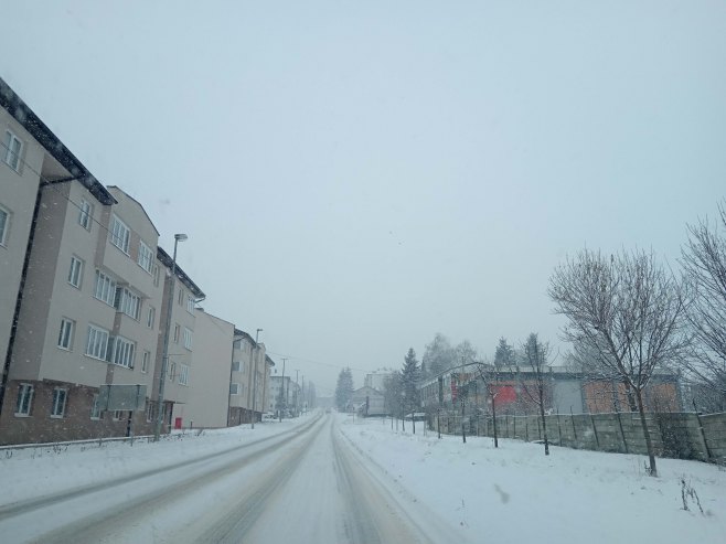 Снијег од јутрос пада на Романији, возачи опрез
