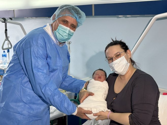 Генерални директор УКЦ-а даривао прву бебу рођену у Републици Српској