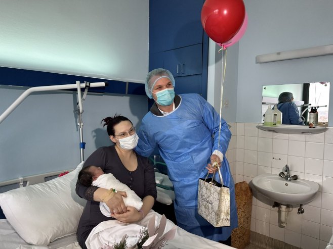 Градоначелник Бањалуке даривао прву бебу рођену у Републици Српској 