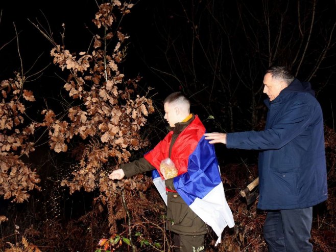 Милорад Додик са унуком Милорад Додик са унуком - Фото: ZIPAPHOTO/Borislav Zdrinja