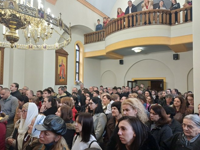 Ломљење божићне чеснице у Бањалуци Ломљење божићне чеснице у Бањалуци - Фото: РТРС