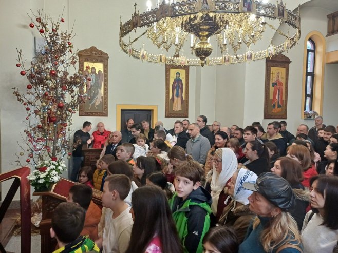 Ломљење божићне чеснице са златником у Бањалуци (Фото: РТРС)