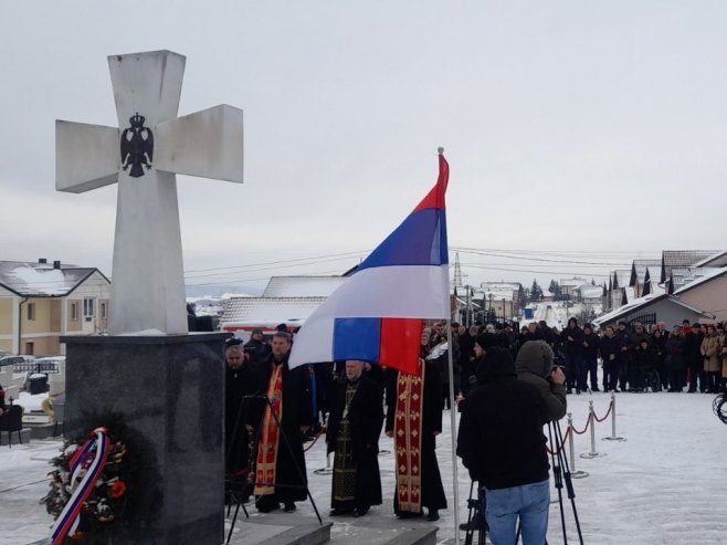 Положени вијенци на Спомен-гробљу Нови Зејтинлик Положени вијенци на Спомен-гробљу Нови Зејтинлик - Фото: РТРС