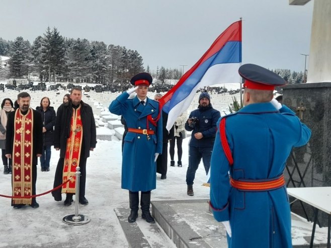 Положени вијенци на Спомен-гробљу Нови Зејтинлик Положени вијенци на Спомен-гробљу Нови Зејтинлик - Фото: РТРС