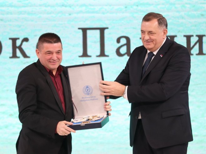 Додик одликовао Бају Малог Книнџу Додик одликовао Бају Малог Книнџу - Фото: predsjednikrs.rs/Borislav Zdrinja