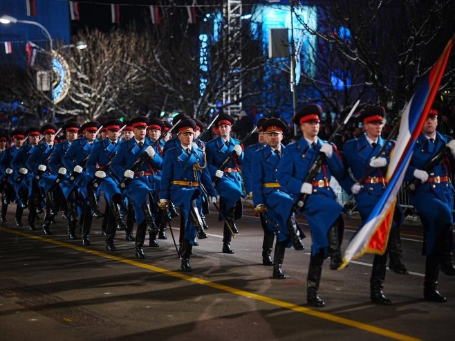 Свечани дефиле Свечани дефиле - Фото: РТРС